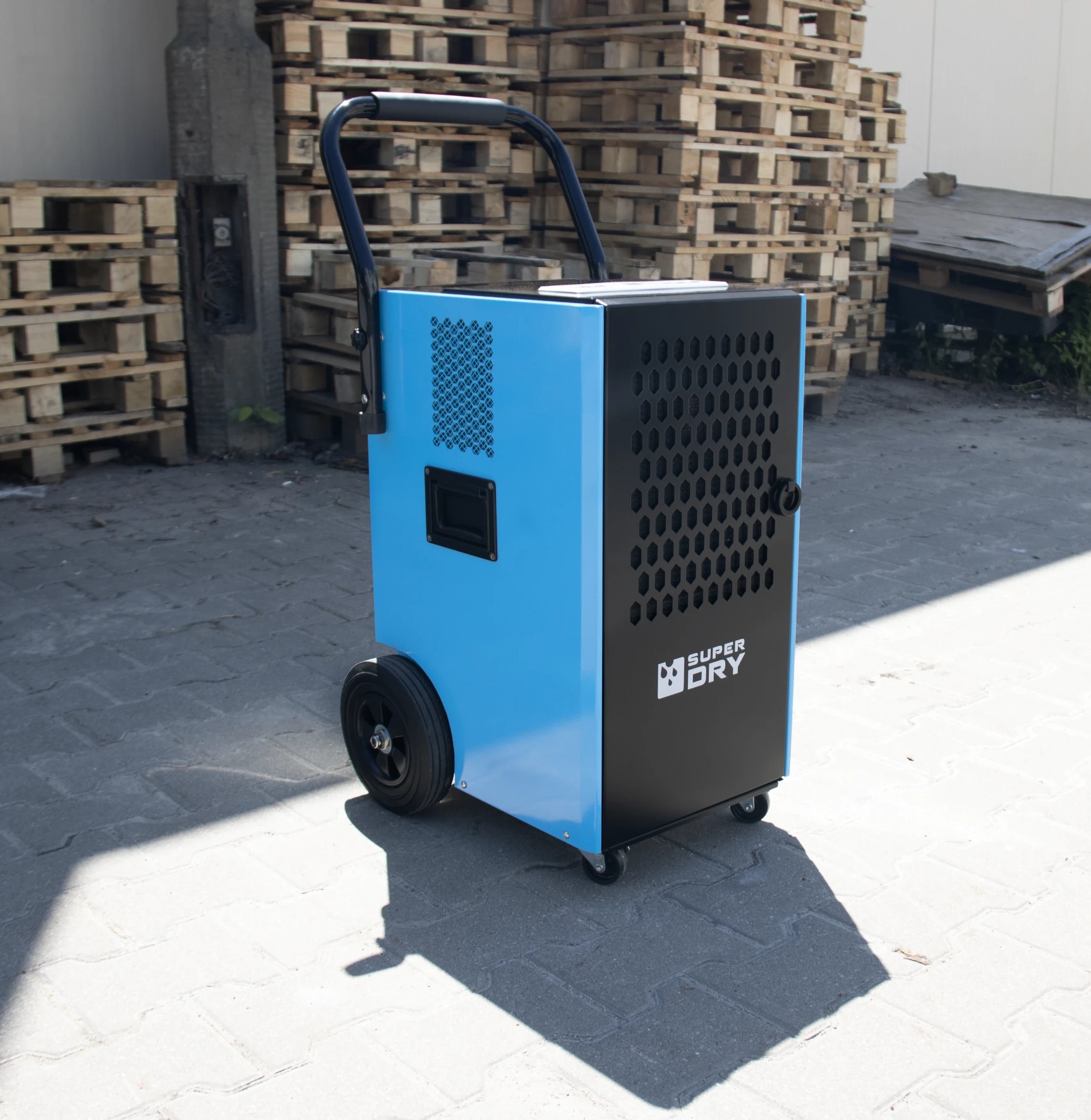 Osuszacz powietrza Super Dry FDSD70 - na tle palet