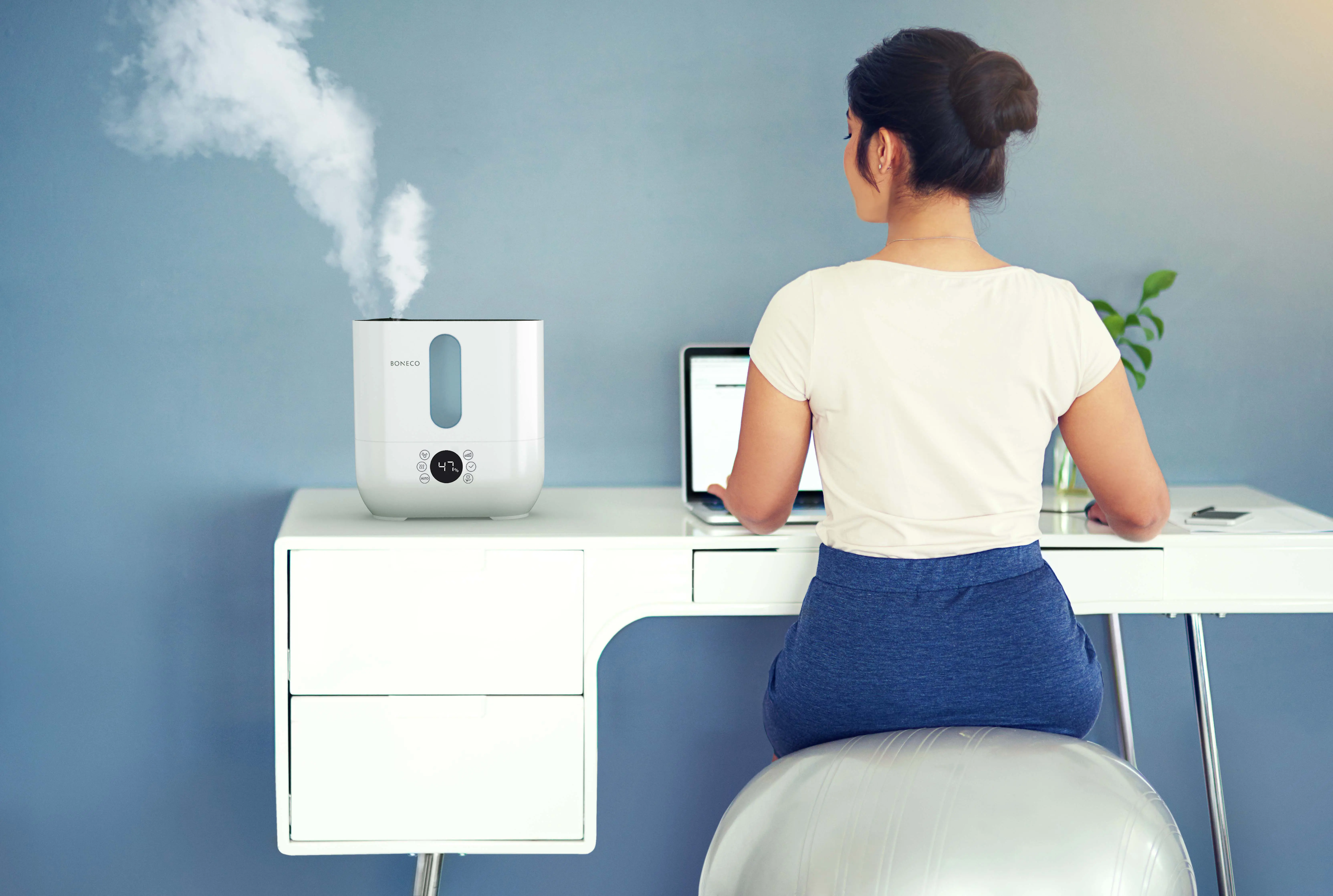 Nawilżacz ultradźwiękowy Boneco Ultrasonic U350 - nawilżacz wytwarzający mgiełkę na biurko obok siedzącej kobiety