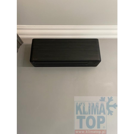 Klimatyzator ścienny Daikin FTXA20BT STYLISH CZARNE DREWNO - zdjęcie z montażu (KLIMATOP)