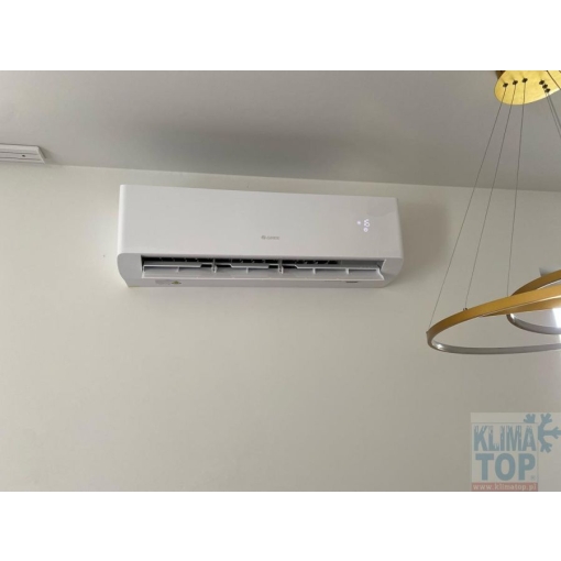 Klimatyzator ścienny Gree GWH12YC-K6 (AS12W) AMBER STANDARD WHITE - zdjęcie z montażu