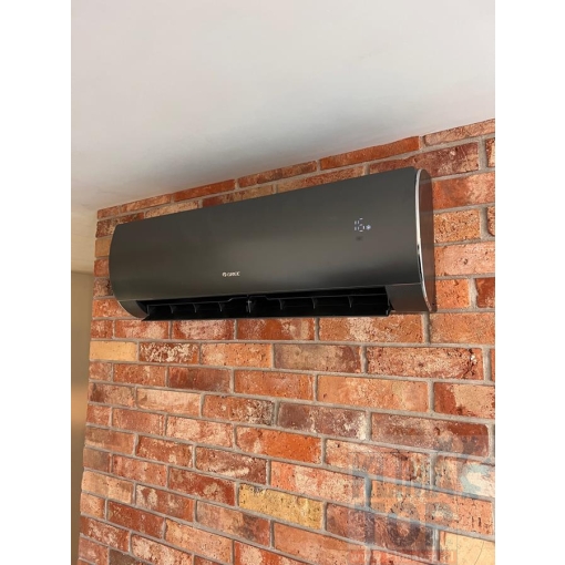 Klimatyzator ścienny Gree GWH12ACC-K6 (FA12D) FAIRY DARK - zdjęcie z montażu KLIMATOP