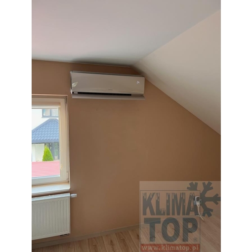 Klimatyzator ścienny Gree GWH18UC-K6 (UC18C) U-CROWN CHAMPAGNE - zdjęcie z montażu