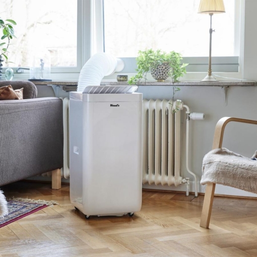 Klimatyzator przenośny Wood's MILAN 9K WiFi DUO w pomieszczeniu z podłączonym zestawem okiennym