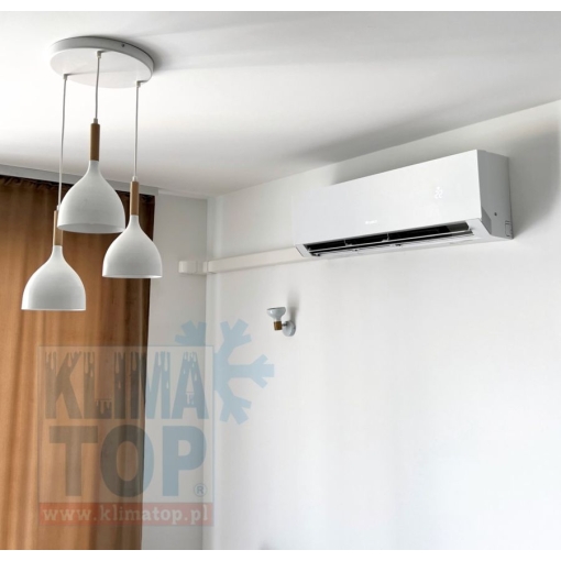 Klimatyzator ścienny Gree GWH18AUDXD (CL18W) CLIVIA White - zdjęcie z montażu