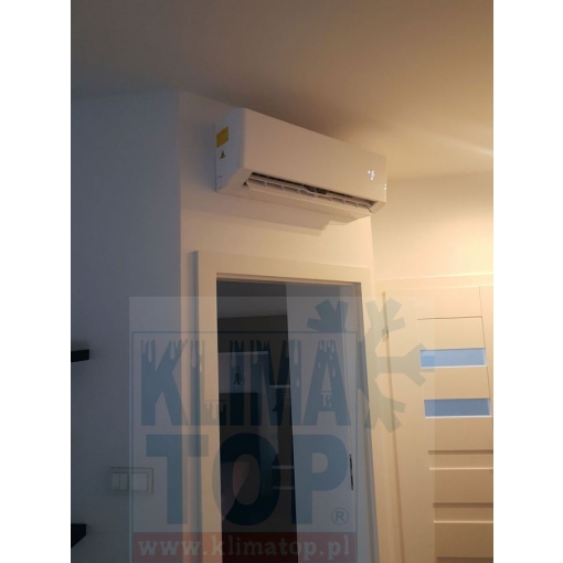 Klimatyzator ścienny Gree GWH09YC-K6 (AS09W) AMBER STANDARD WHITE - zdjęcie z montażu