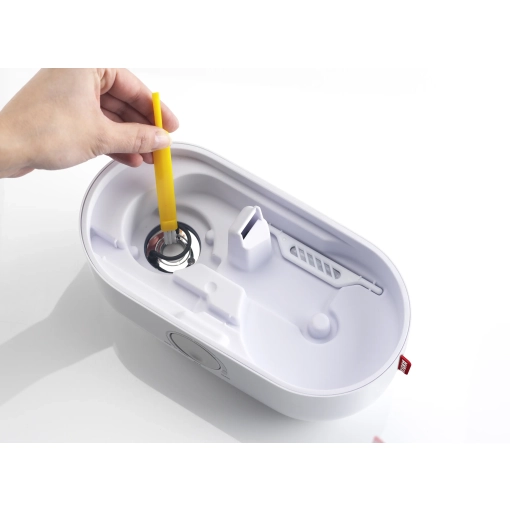 Nawilżacz ultradźwiękowy Boneco Ultrasonic U200 - osoba czyszcząca nawilżacz specjalnym czyścikiem