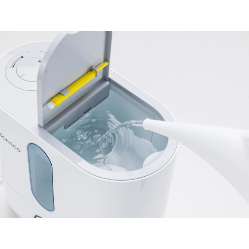 Nawilżacz ultradźwiękowy Boneco Ultrasonic U300 - wlewanie wody z bliska