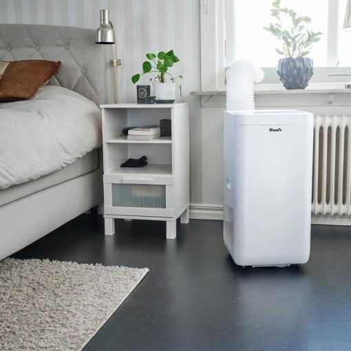 Klimatyzator przenośny Wood's MILAN 9K WiFi DUO w pomieszczeniu z podłączonym zestawem okiennym