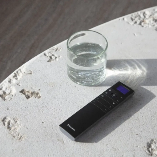 Klimatyzator ścienny Daikin FTXJ42AB EMURA CZARNY - pilot zdalnego sterowania