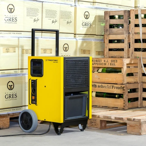 Osuszacz powietrza Trotec TTK 175 S w magazynie przy paletach