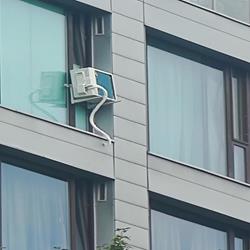 Agregat z wydmuchem gorącego powietrza prosto w okno (montaż konkurencyjnej firmy)