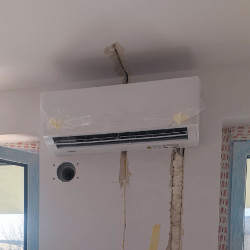 Nieprawidłowe wyprowadzenie instalacji z klimatyzatora - śrubunek zostanie zamurowany w ścianie