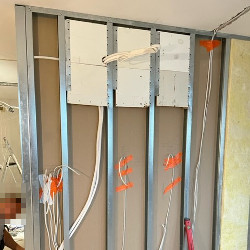 Przygotowanie ścianki G-K do montażu klimatyzatora (ścianka zamknięta tylko z jednej strony, z drugiej zainstalowane tylko płyty do zawieszenia jednostki)