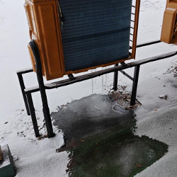 Agregat bez grzałki tacy ociekowej - woda spływając z sopli tworzy lodowisko pod jednostką