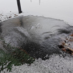 Agregat bez grzałki tacy ociekowej - woda spływając z sopli tworzy lodowisko pod jednostką