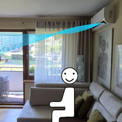 Klimatyzator nad sofą - w tej sytuacji zimne powietrze jest nawiewane górą, nad sofą, nie powodując dyskomfortu podczas przebywania na sofie