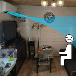 Klimatyzator naprzeciwko sofy - w tej sytuacji zimne powietrze będzie wiało prosto na sofę, powodując odczucie zimna oraz obniżenie komfortu cieplnego.