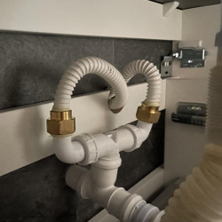 Rurki skroplinowe po wyjściu ze ściany zostały poprowadzone w górę, bezpośrednio do kanalizacji