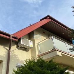 Rurka skroplinowa włączona do rynny (tylko w przypadku, jeśli rynna zakończona jest luźno nad gruntem, w przeciwnym przypadku istnieje problem z przenikaniem zapachów z rynny do mieszkania lub nawet zalania mieszkania - jeśli rynna się zatka, woda podczas ulewy może wylać się przez klimatyzator)