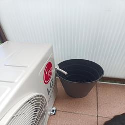 Rurka skroplinowa docięta i umieszczona nad lustrem wody, bez podnoszenia w górę