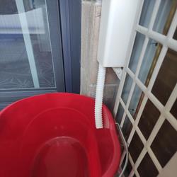 Rurka skroplinowa docięta i umieszczona nad lustrem wody, bez podnoszenia w górę