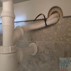 Poprawne podłączenie skroplin nad syfon umywalkowy - rurka prowadzona ze spadkiem, bez uniesienia w górę jak na zdjęciach obok