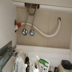 Rurka skroplinowa podłączona bez syfonu (zapachy dostają się do pokoju) i dodatkowo podniesiona w górę przed włączeniem do kanalizacji