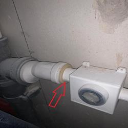 Syfon z kulką umieszczony źle, mając na uwadze spływ wody - strzałki na obudowie wskazują, w którą stronę woda powinna spływać do kanalizacji!