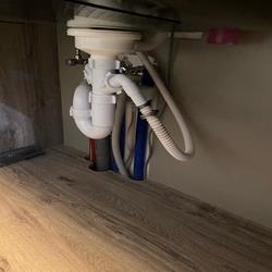 Rurka skroplinowa po wyjściu ze ściany została poprowadzona w górę do syfonu