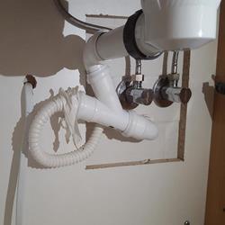 Rurka skroplinowa po wyjściu ze ściany została uniesiona do syfonu