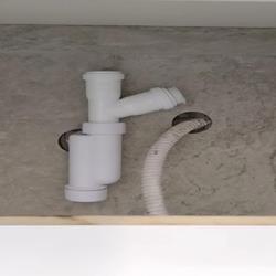 Rurka skroplinowa ułożona zbyt nisko względem przyłącza kanalizacji