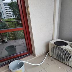 Rurka skroplinowa podniesiona w górę przed zbiornikiem