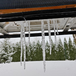 Agregat bez grzałki tacy ociekowej i podłączenia rurki skroplinowej - woda wypływa wszelkimi otworami technologicznymi i powstają sople