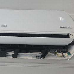 Prawidłowe wyprowadzenie instalacji z klimatyzatora - śrubunek znajduje się pod obudową klimatyzatora