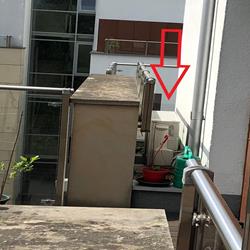 Agregat osłonięty z obu stron, praktycznie bez swobodnego przepływu powietrza (montaż konkurencyjnej firmy)