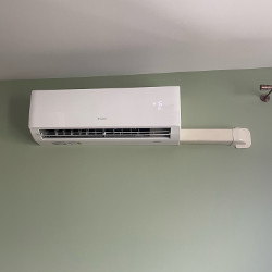 Widok klimatyzatora z instalacją i maskownicą kryjącą połączenie