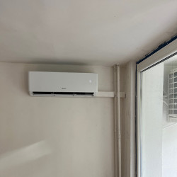 W przypadku instalacji klimatyzatora na lewej ścianie względem okna i prowadzeniu instalacji w maskownicy - zawsze powinno się zastosować krótki odcinek obrazek instalacji w maskownicy