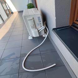 Niedocięta rurka skroplinowa i leżąca luzem na posadzce