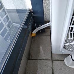 Rurka skroplinowa unieruchomiona, a jej koniec zaklejony taśmą