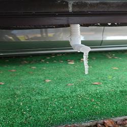 Agregat bez grzałki tacy ociekowej i rurka skroplinowa z agregatu z kolankiem zaburzającym spływ wody - nastąpiło całkowite zablokowane spływu wody