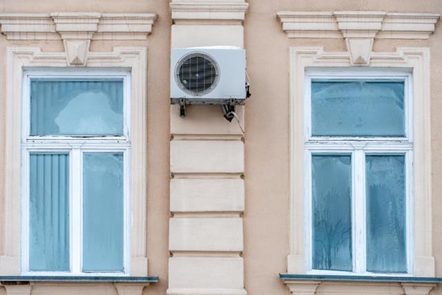 klimatyzatory na elewacji